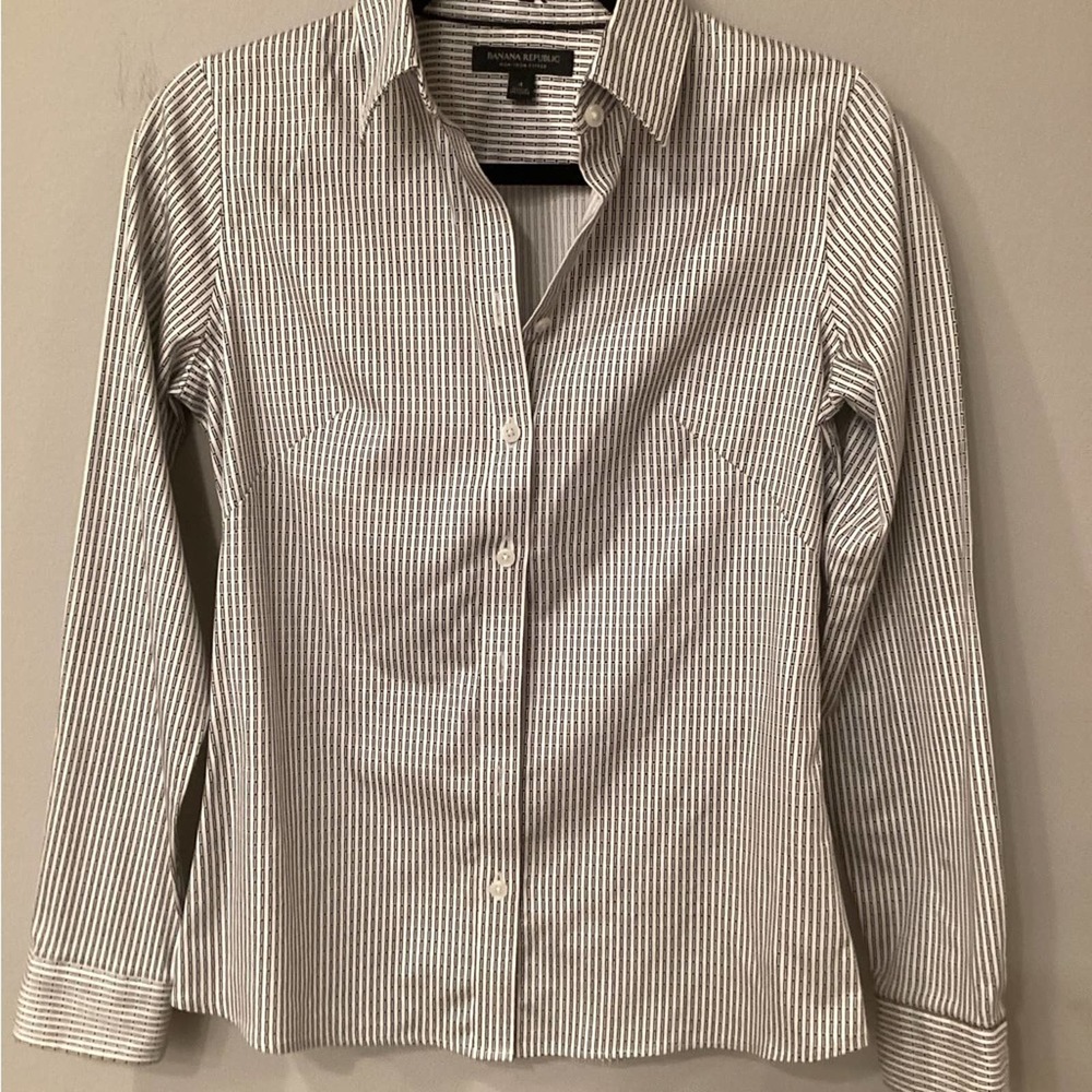 Banana Republic Women’s Black & White Dress Shirt in Size 4 NWOT - Picture 2 of 5